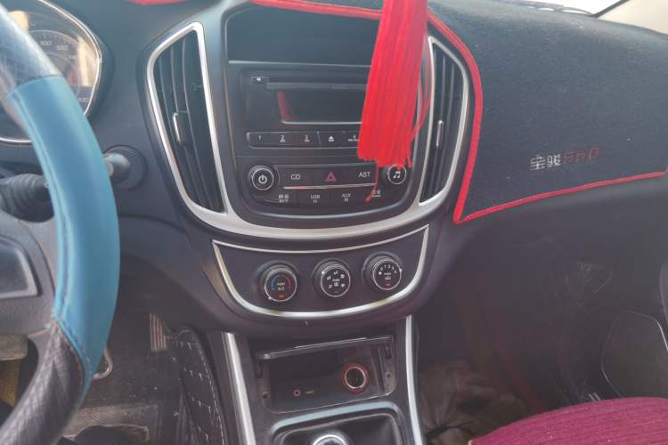 Used Baojun 560 2015 1.8L manual Comfort trim level Audio And AC Panel