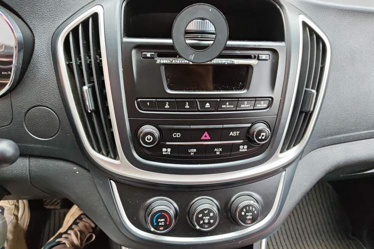 Used Baojun 560 2015 1.8L manual Comfort trim level Audio And AC Panel