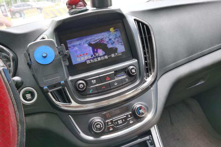 Used Baojun 560 2015 1.8L manual luxury version Audio And AC Panel