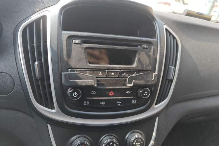 Used Baojun 560 2015 1.8L manual Comfort trim level Audio And AC Panel