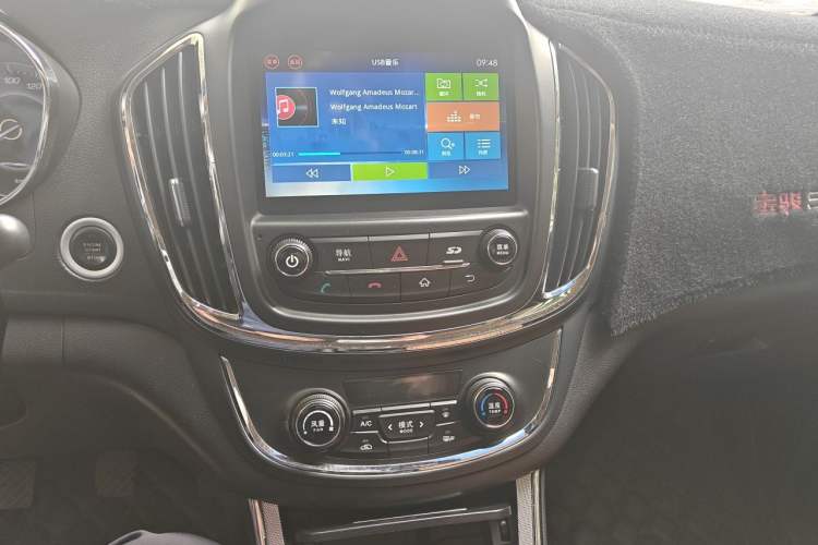 Used Baojun 560 2015 1.8L manual luxury version Audio And AC Panel