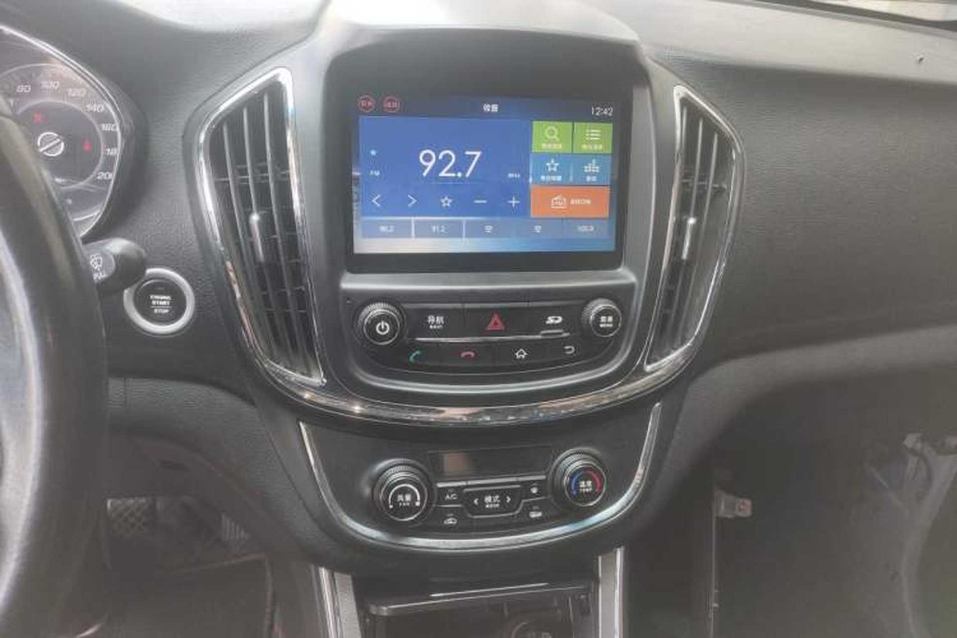 Used Baojun 560 2015 1.8L manual luxury version Audio And AC Panel