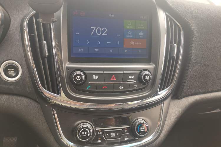 Used Baojun 560 2015 1.8L manual luxury version Audio And AC Panel