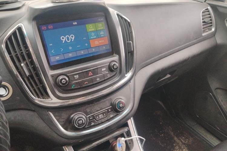 Used Baojun 560 2015 1.8L manual luxury version Audio And AC Panel