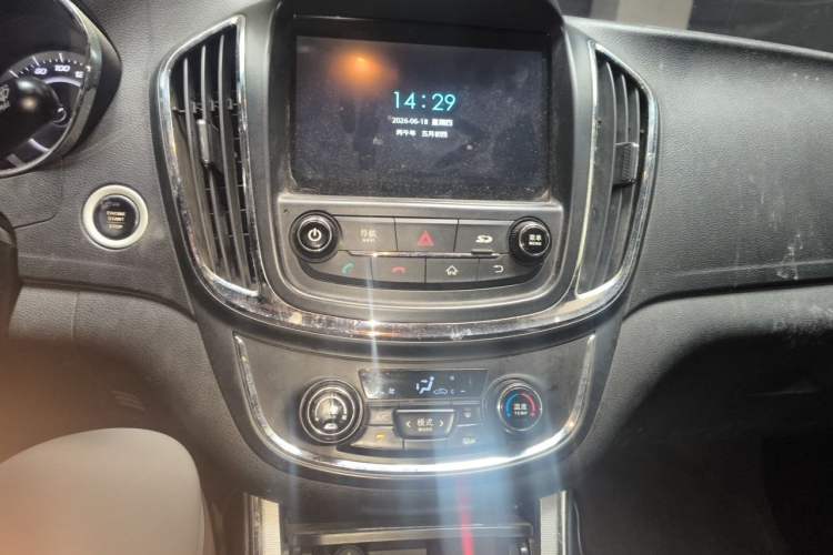 Used Baojun 560 2015 1.8L manual luxury version Audio And AC Panel