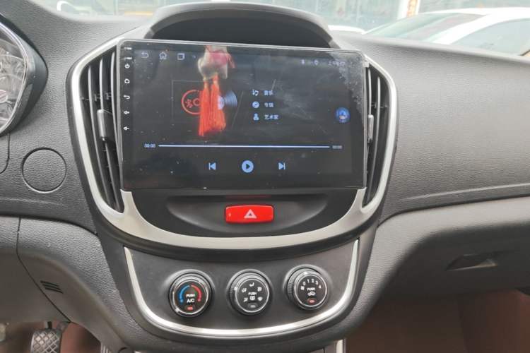 Used Baojun 560 2015 1.8L manual Comfort trim level Audio And AC Panel