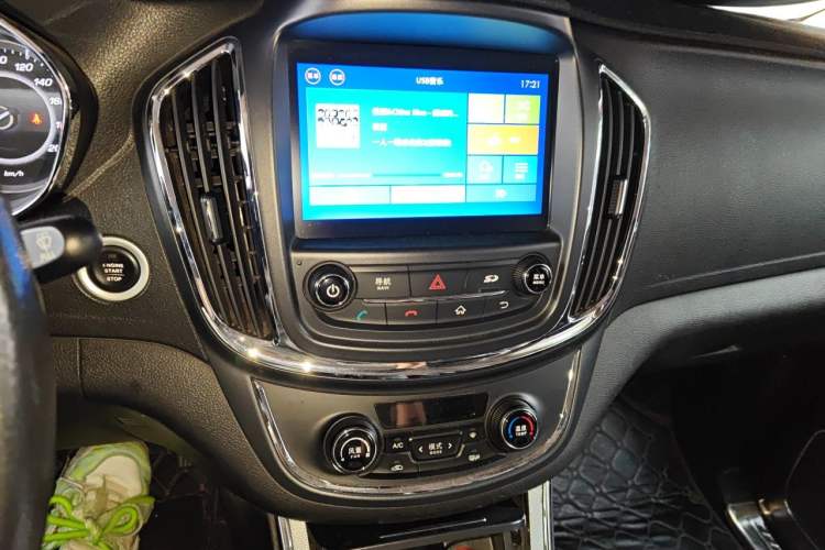 Used Baojun 560 2015 1.8L manual luxury version Audio And AC Panel