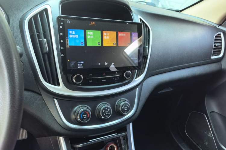 Used Baojun 560 2015 1.8L manual Comfort trim level Audio And AC Panel