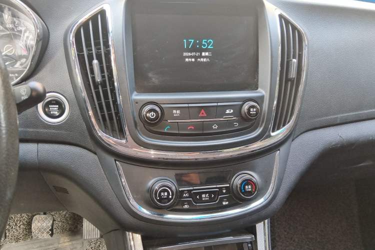Used Baojun 560 2015 1.8L manual luxury version Audio And AC Panel