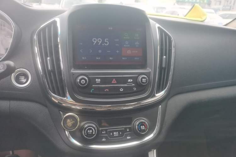 Used Baojun 560 2015 1.8L manual luxury version Audio And AC Panel