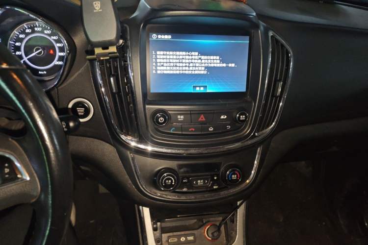 Used Baojun 560 2015 1.8L manual luxury version Audio And AC Panel