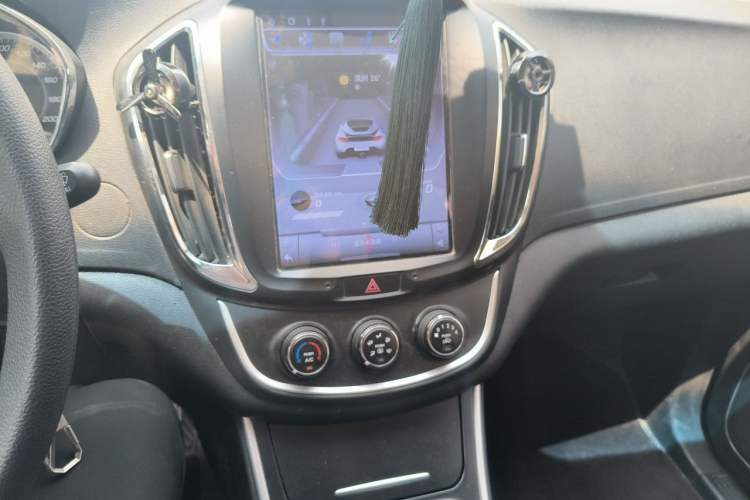 Used Baojun 560 2015 1.8L manual Comfort trim level Audio And AC Panel