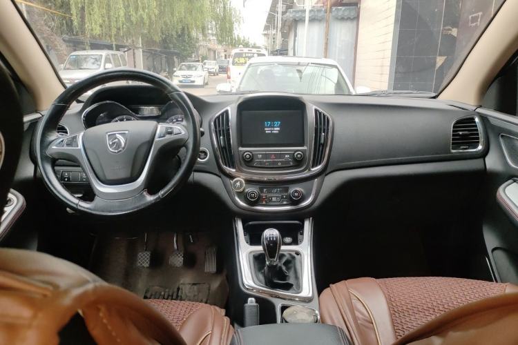 Used Baojun 560 2015 1.8L manual luxury version Center Console