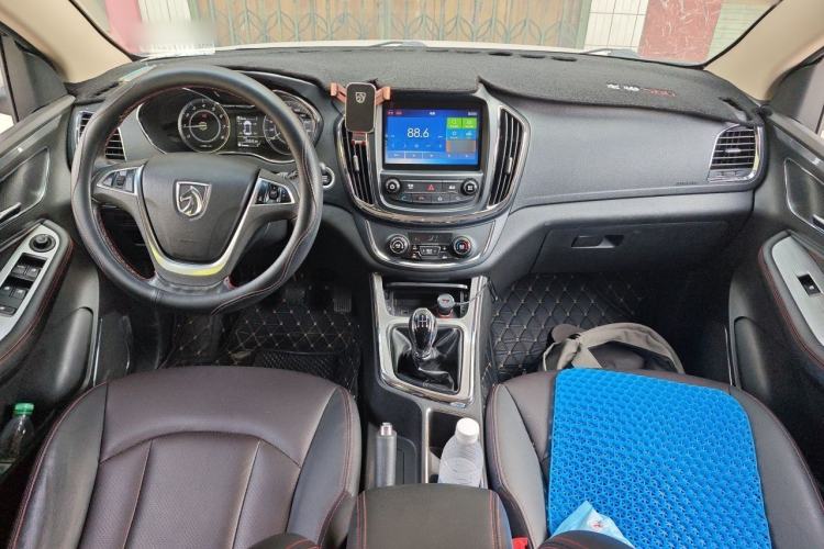 Used Baojun 560 2015 1.8L manual luxury version Center Console