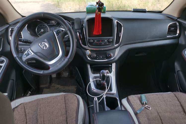 Used Baojun 560 2015 1.8L manual luxury version Center Console