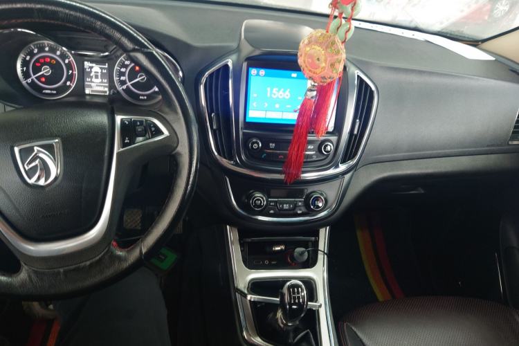 Used Baojun 560 2015 1.8L manual luxury version Center Console