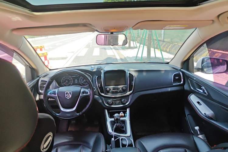 Used Baojun 560 2015 1.8L manual luxury version Center Console
