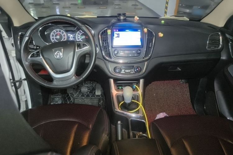 Used Baojun 560 2015 1.8L manual luxury version Center Console