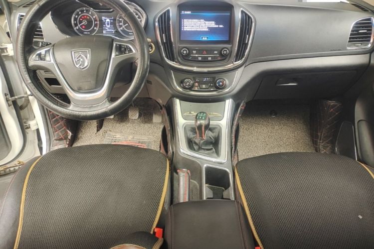 Used Baojun 560 2015 1.8L manual luxury version Center Console