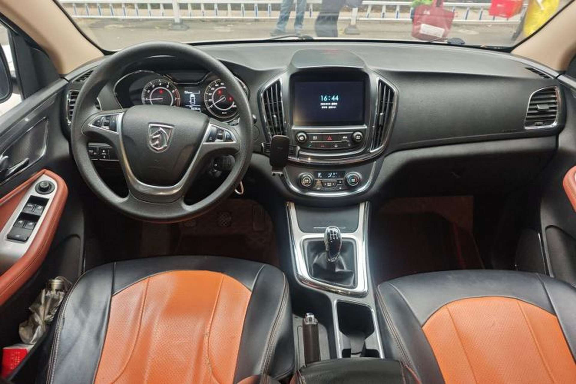 Used Baojun 560 2015 1.8L Manual Elite Edition Center Console