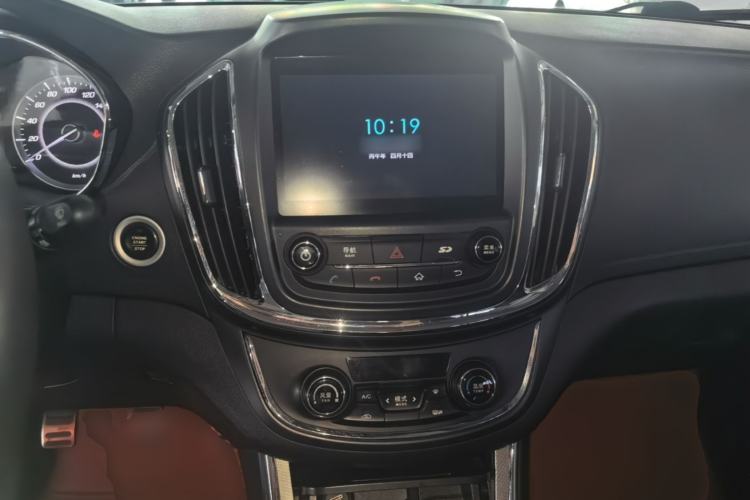 Used Baojun 560 2015 1.8L manual luxury version Center Console