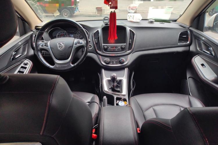 Used Baojun 560 2015 1.8L manual luxury version Center Console