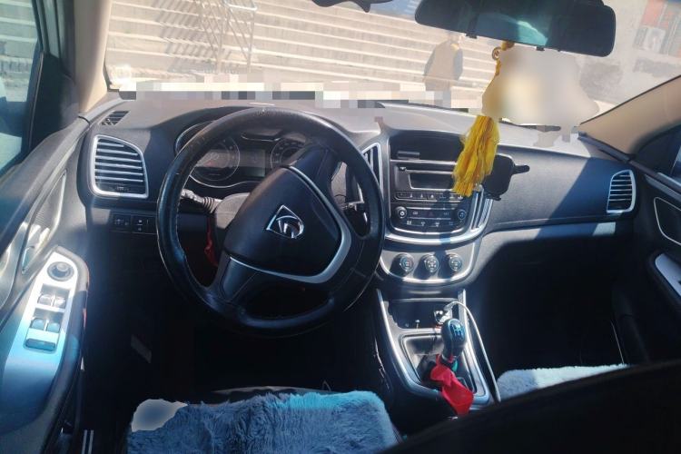 Used Baojun 560 2015 1.8L manual Comfort trim level Center Console