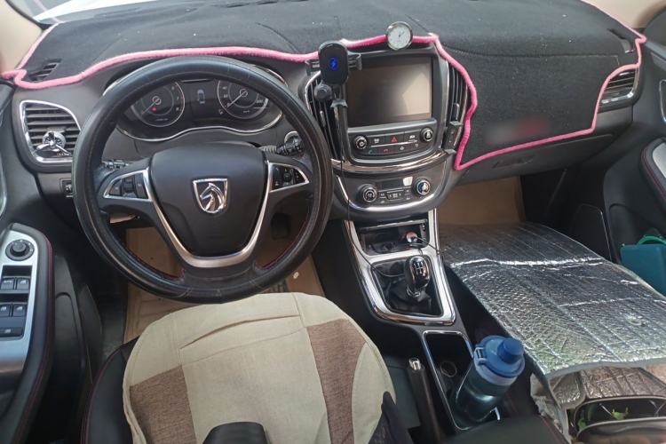 Used Baojun 560 2015 1.8L manual luxury version Center Console