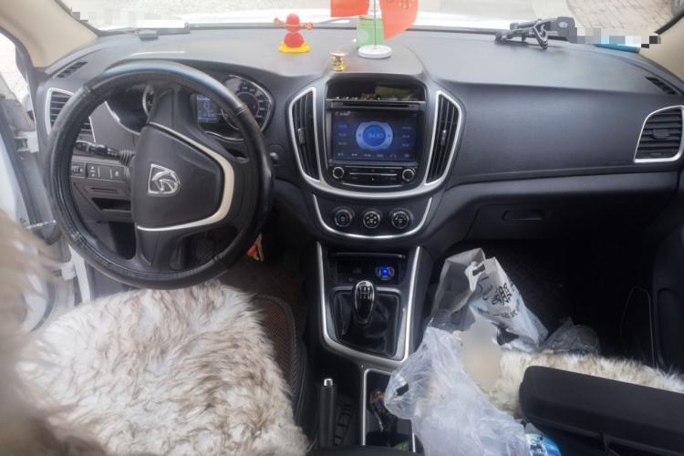 Used Baojun 560 2015 1.8L manual Comfort trim level Center Console