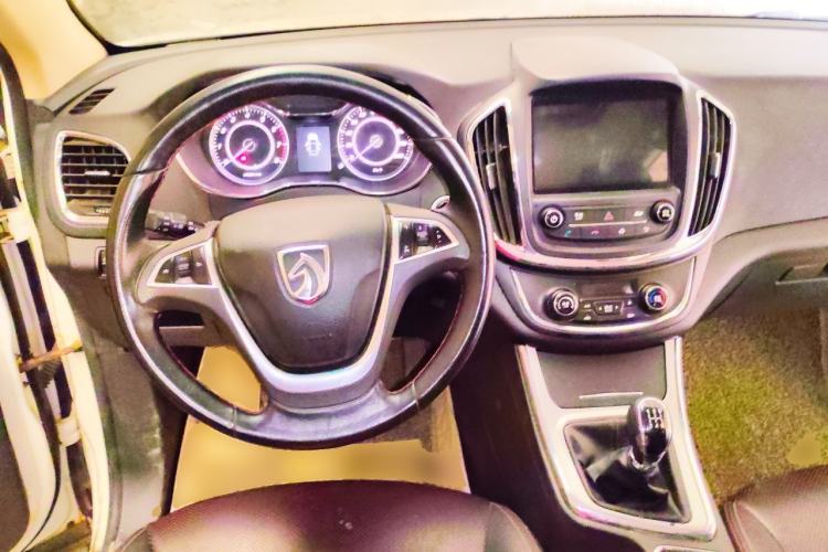 Used Baojun 560 2015 1.8L manual luxury version Center Console