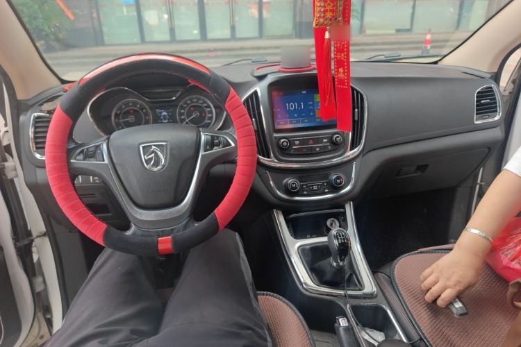 Used Baojun 560 2015 1.8L manual luxury version Center Console
