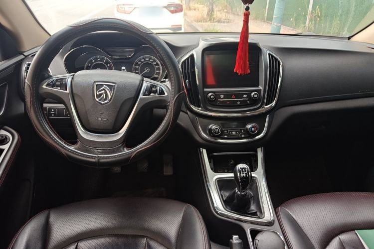 Used Baojun 560 2015 1.8L manual luxury version Center Console