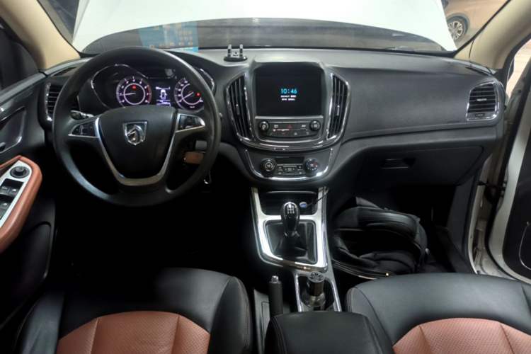 Used Baojun 560 2015 1.8L Manual Elite Edition Center Console