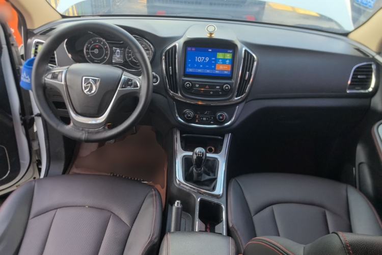 Used Baojun 560 2015 1.8L manual luxury version Center Console