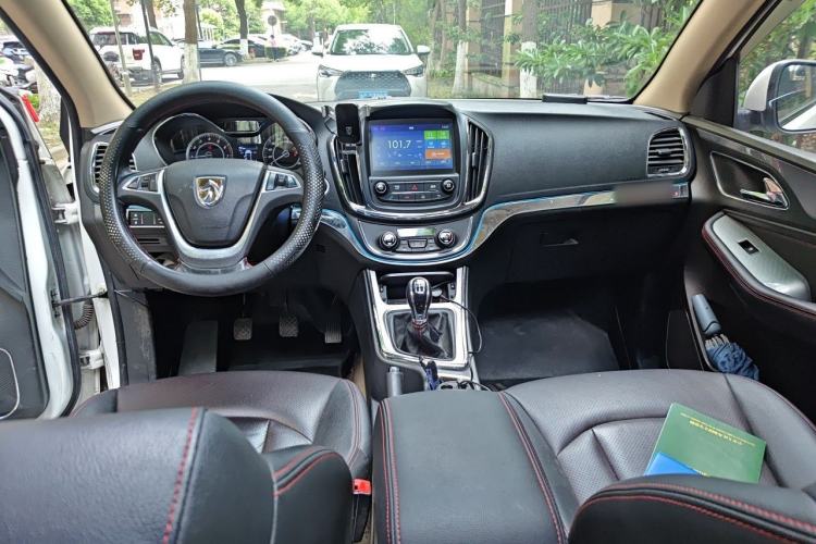 Used Baojun 560 2015 1.8L manual luxury version Center Console