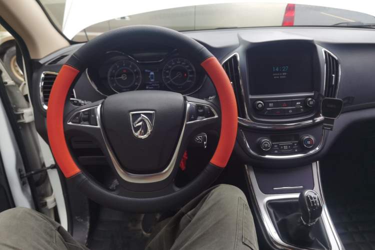 Used Baojun 560 2015 1.8L Manual Elite Edition Center Console