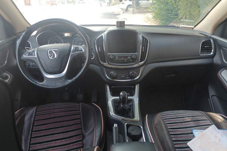 Used Baojun 560 2015 1.8L manual luxury version Center Console