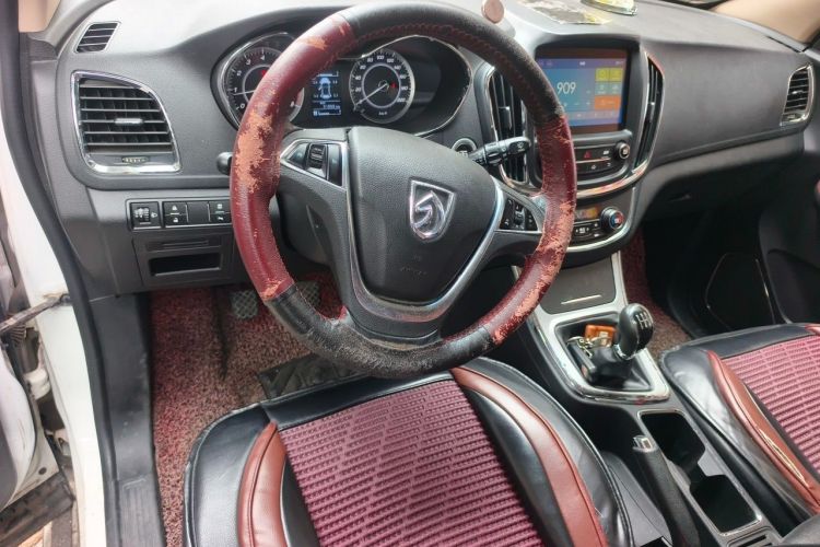 Used Baojun 560 2015 1.8L manual luxury version Center Console