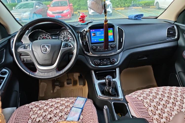 Used Baojun 560 2015 1.8L manual luxury version Center Console