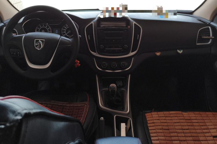 Used Baojun 560 2015 1.8L manual Comfort trim level Center Console
