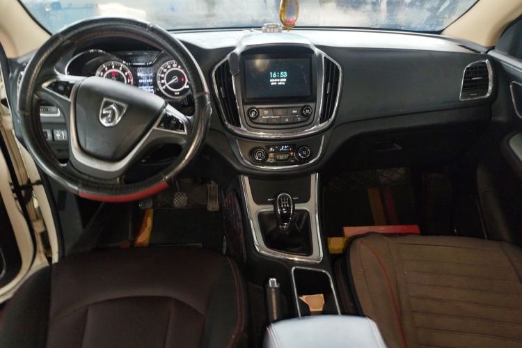 Used Baojun 560 2015 1.8L manual luxury version Center Console