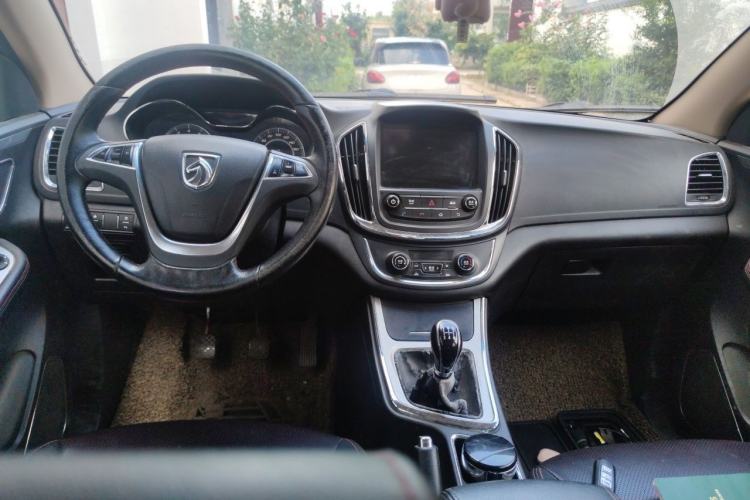 Used Baojun 560 2015 1.8L manual luxury version Center Console