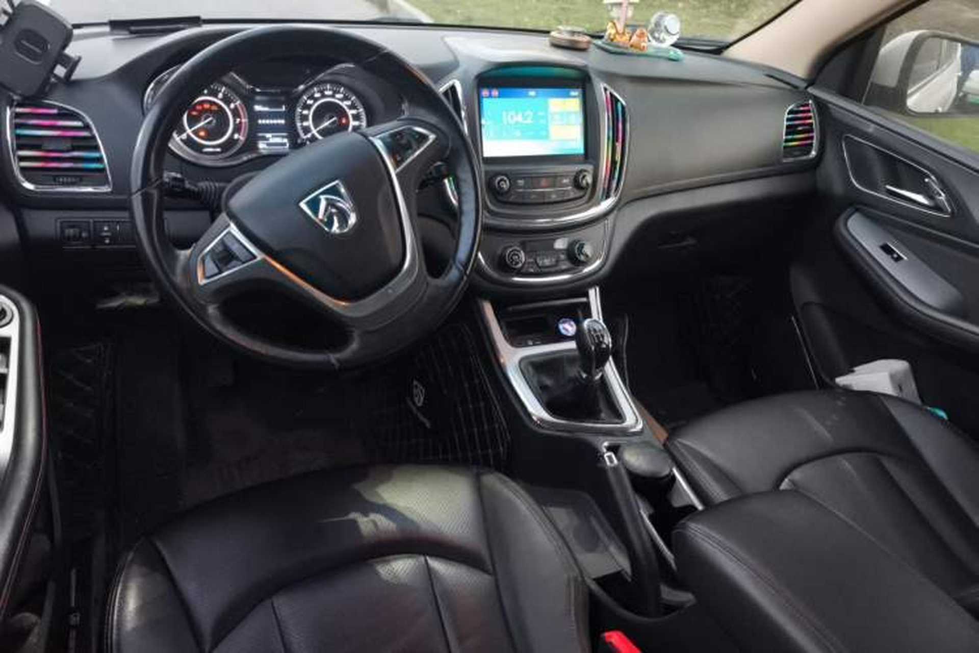Used Baojun 560 2015 1.8L manual luxury version Center Console