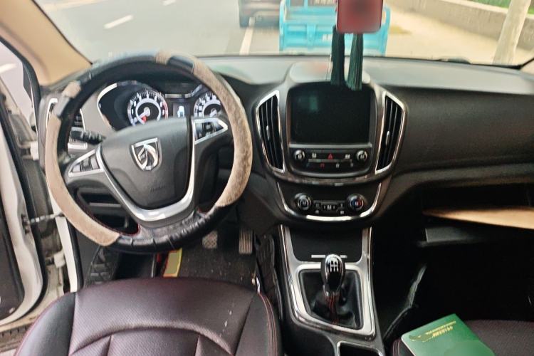 Used Baojun 560 2015 1.8L manual luxury version Center Console