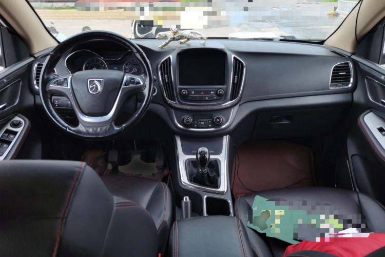 Used Baojun 560 2015 1.8L manual luxury version Center Console