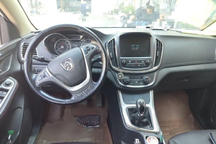 Used Baojun 560 2015 1.8L manual luxury version Center Console