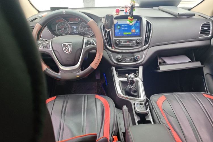 Used Baojun 560 2015 1.8L manual luxury version Center Console