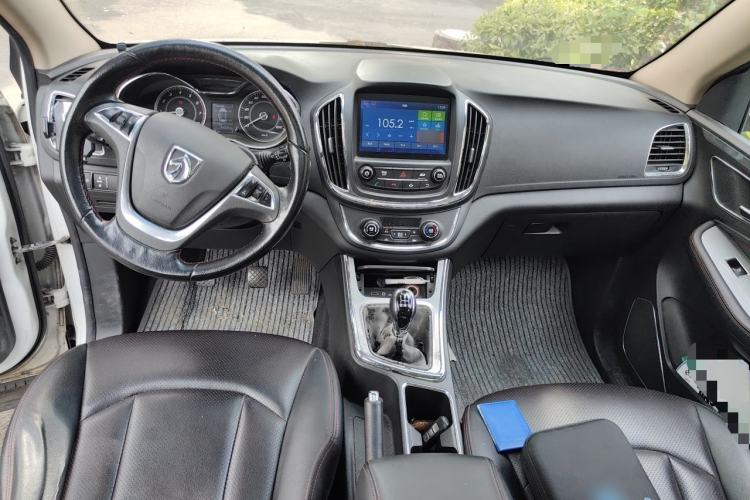Used Baojun 560 2015 1.8L manual luxury version Center Console