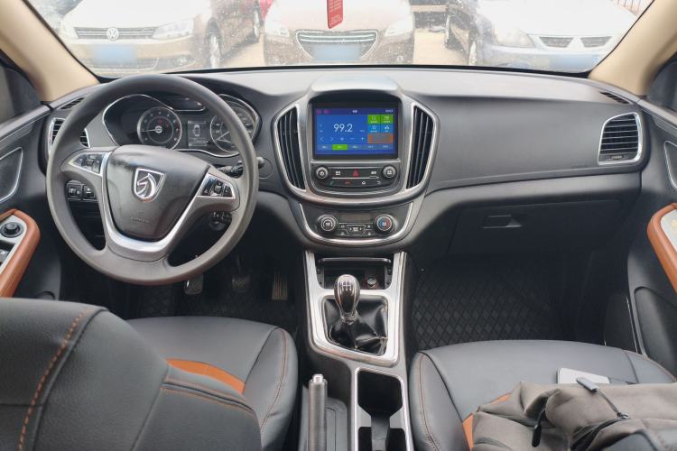 Used Baojun 560 2015 1.8L Manual Elite Edition Center Console