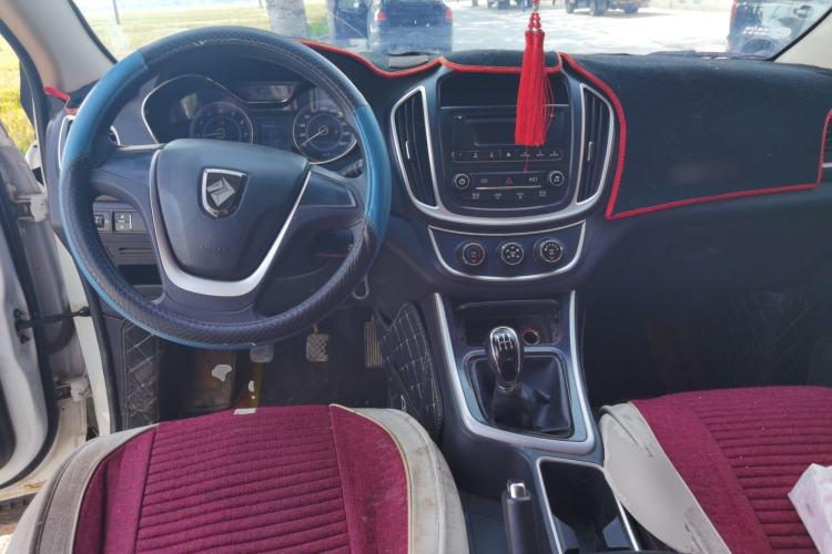 Used Baojun 560 2015 1.8L manual Comfort trim level Center Console